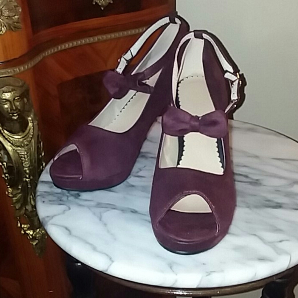 NIB ! 3.5 inch Burgundy peep-toe pump with bow on ankle strap and buckle
